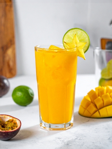 Cocktail Batida Tropicale cachaça, nectar de mangue, nectar de maracujà, jus de citron vert et sirop de canne.