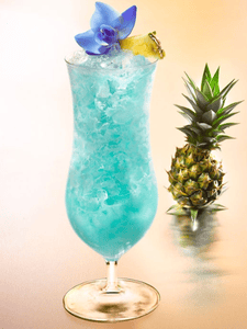 Cocktail Blue Hawaiian avec du rhum blanc, curaçao bleu, sirop de canne, le lait de coco et le jus d'ananas, servi dans un verre décoré avec une tranche d'ananas.