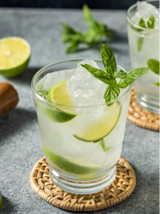 Cocktail Caipirinha dans un verre old fashioned à base de cachaça, sirop de canne et citron vert.