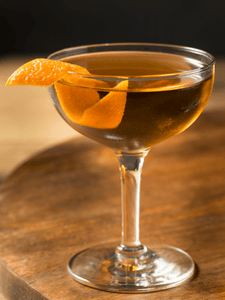 Cocktail Hanky Panky dans un verre à cocktail, composé de gin, de vermouth rouge suédois et de Fernet-Branca, avec une garniture de zeste d'agrume.