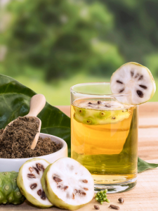 Verre avec un noni juice, fruit de Polynésie, décoré avec une tranche de ce fruit.