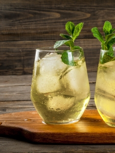 Cocktail Rebujito présenté dans un petit verre, décoré d'un brin de menthe.