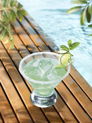 cocktail rhum cuncumber verre citron vert piscine