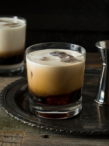 cocktail white russian à base de vodka, de liqueur de café et de crème fraîche, servi dans un verre old fashioned.