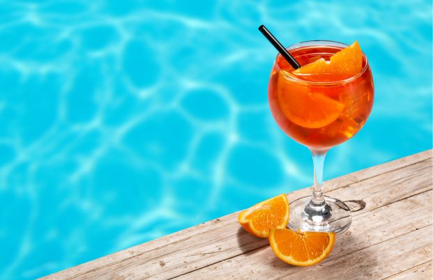Cocktail Spritz au bord d'une piscine