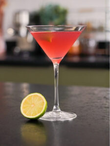 cocktail cosmopolitan, une recette avec de la vodka et du citron de cranberry servi dans un verre à cosmopolitain.