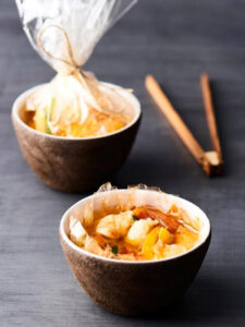 Papillote transparente de gambas et julienne de légumes thaï