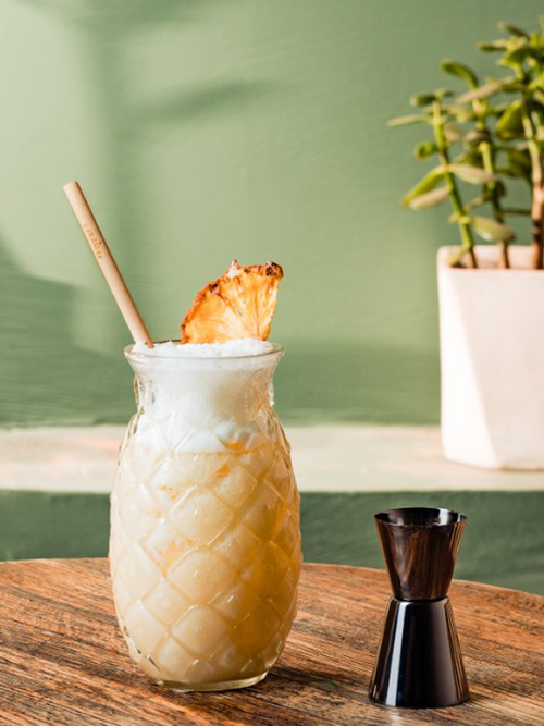 recette de cocktail pina colada verre doseur avec de l'ananas