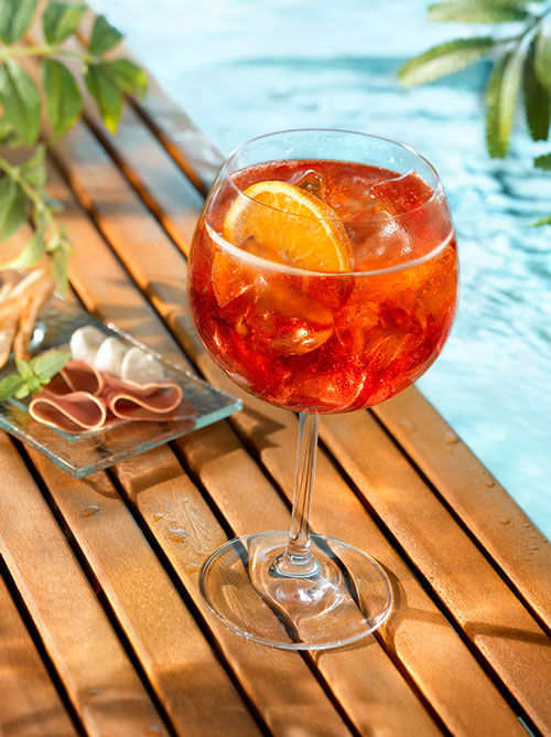 cocktail spritz orange verre ballon piscine assiette charcuterie