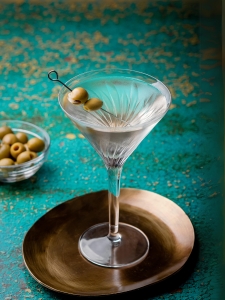 Cocktail Vodka Martini, à base de vodka et vermouth sec, présenté dans un verre à martini avec deux olives vertes.