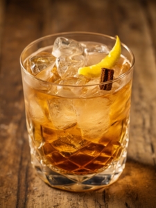 cocktail rusty nail à base de scotch et de liqueur de scotch, servi dans un verre old fashioned avec des glaçons.