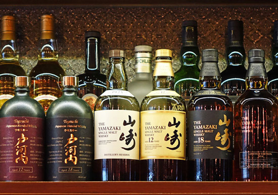 Tendance Whiskies Japonais avec présentation plusieurs bouteilles