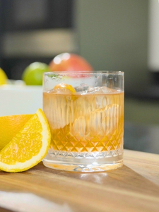 Cocktail Old Fashioned avec du whisky de seigle, du sucre, du bitter servi dans un verre à whisky avec des glaçons.