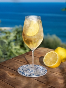 cocktail porto tonic à base porto blanc, de tonic et d'une tranche de citron jaune, servi dans un verre à cocktail avec des glaçons.
