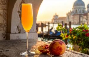 Cocktails d'Italie : verre posé sur une table de terrasse