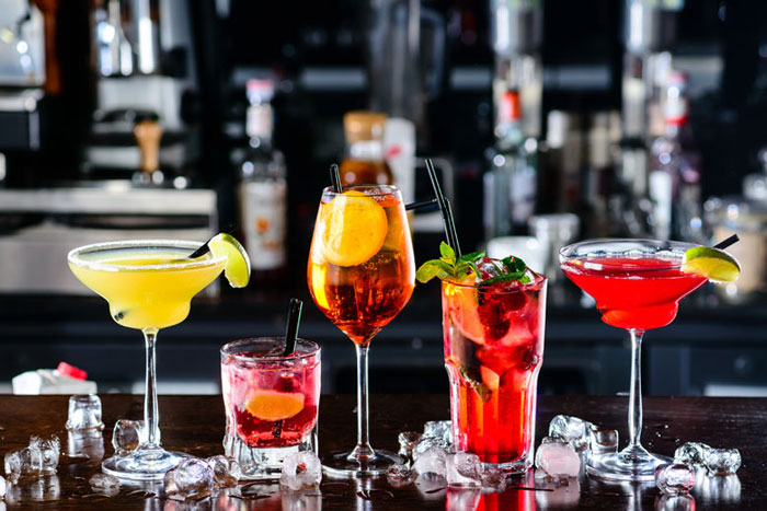 5 cocktails alignés différents dégustation