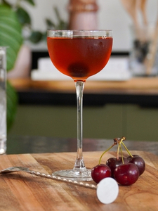 Cocktail Manhattan dans un verre à cocktail, à base de Blended Scotch Whisky Label 5, de vermouth rouge et d'un trait de bitter d'angostura.