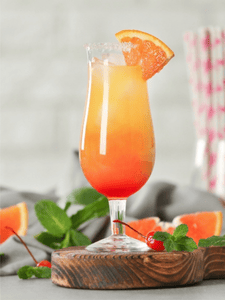 Cocktail sans alcool Afterglow, réalisé à partir de jus d'orange, jus d'ananas et de grenadine