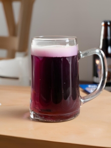 Cocktail Berry Beer avec crème de cassis et bière brune servi dans une pinte