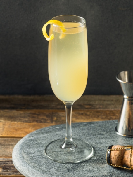 Cocktail French 75, à base de gin, de champagne et au citron jaune.