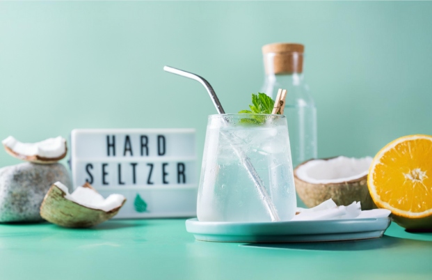cocktail hard seltzer avec de la coco, de la menthe fraiche et de l'orange