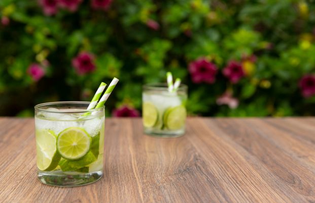 Cocktail caïpirinha avec citron vert et cachaça servi dans un verre avec des glaçons