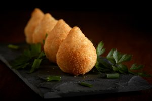 coxinhas au poulet, snack croquette brésilienne