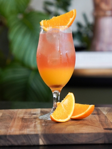 Cocktail Sex On The Beach dans un verre piscine, à base de Vodka Poliakov, de crème de pêche L'Héritier-Guyot, de jus d'orange et de jus de cranberry.