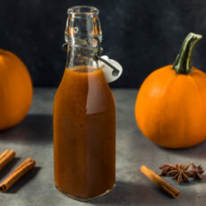 Bouteille en verre contenant du sirop de pumpkin spice maison.