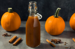 Bouteille en verre contenant du sirop de pumpkin spice maison.