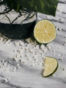 Sirop salé au citron vert avec des citrons verts et du gros sel