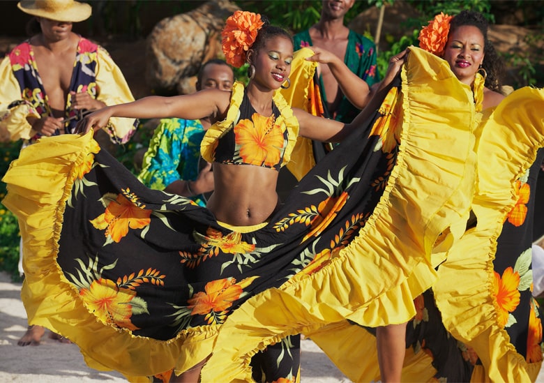 thème soirée créole avec danseuse dans tenues traditionnelle jaune et noir
