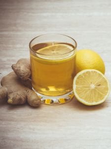 Boisson kombucha avec du citron et du gingembre
