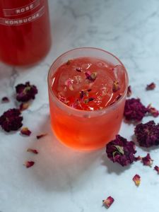 Boisson à base de Kombucha et de pétales de roses