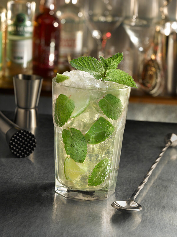 Cocktail mojito dans un verre avec glace pilée et menthe verte 