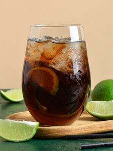 Cocktail Spiced & Cola, dans un verre tumbler, à base de Rhum Black Spiced Rivière du Mât, de Cola et d'une rondelle de citron vert.