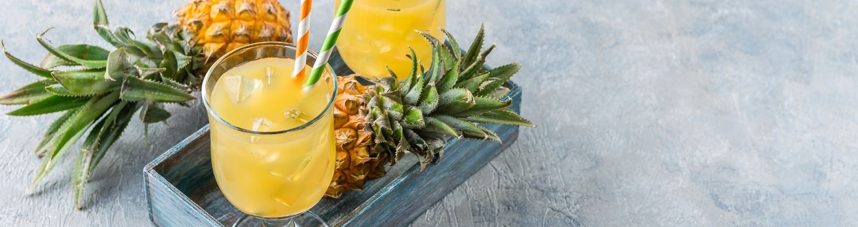 Cocktail ananas avec fruit et verre à pied