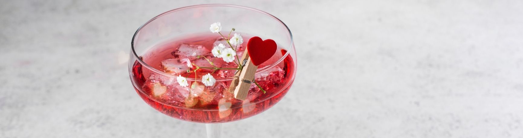 Verre cocktail saint valentin avec coeur rouge