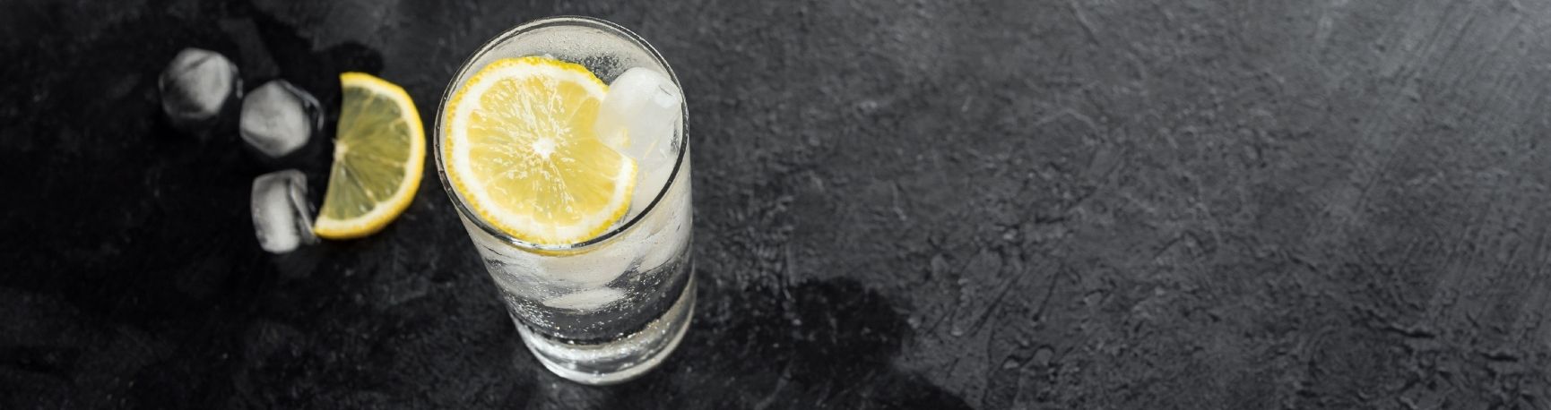 Cocktail Gin avec citron vue de haut