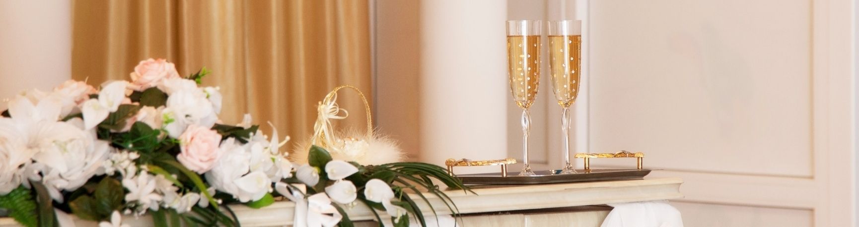 Cocktail vin d'honneur mariage coupes de champagnes et décoration