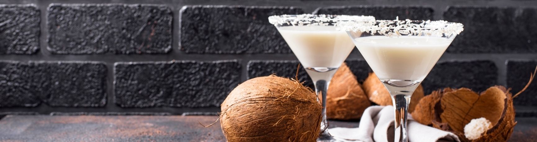 2 cocktails lait de coco avec noix de coco et verres à pied