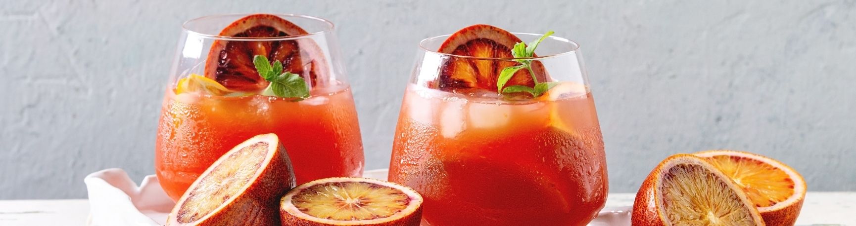 2 verres de Cocktail avec des oranges sanguines