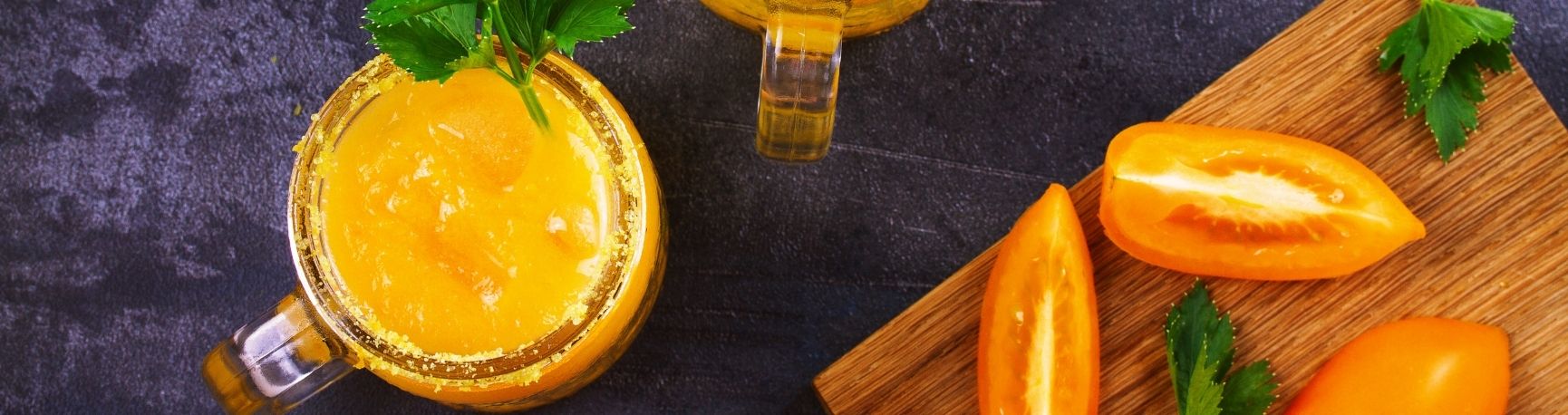 cocktail jus de tomate jaune, avec tomate découpées en morceaux et sucre autour du verre