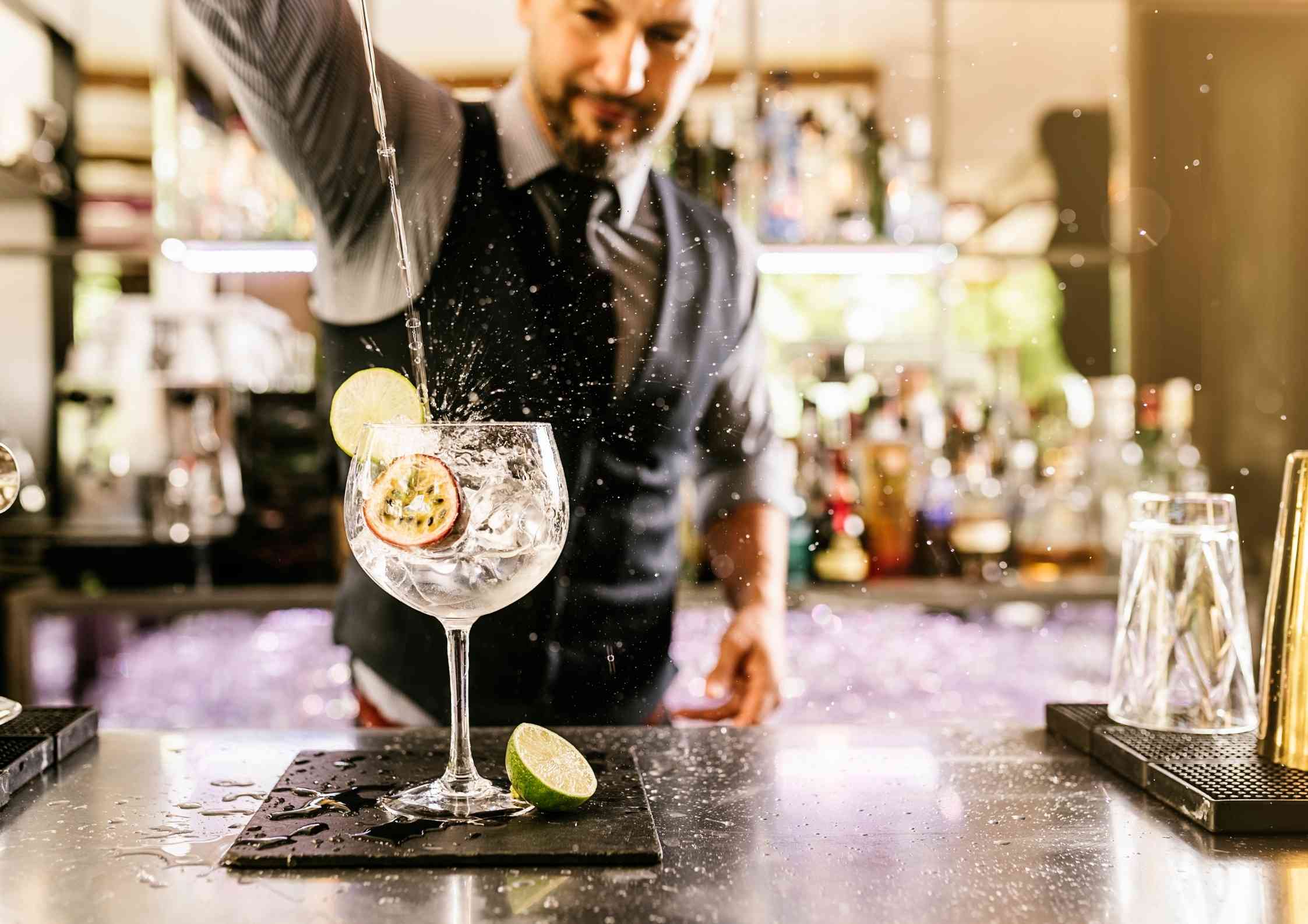 Barman en action avec cocktail 