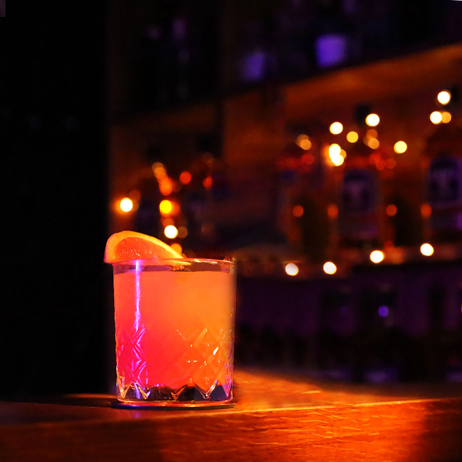 Cocktail black paloma bar verre orange