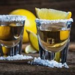 cocktail tequila dans des verres à shot avec du sucre et du citron