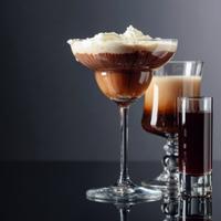 Liste de cocktail à base de café servi avec de la chantilly et de l'alcool