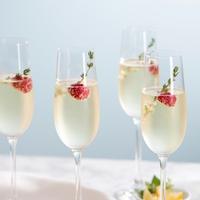 Recettes de cocktails aux champagnes dans des flûtes avec de la framboise
