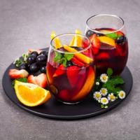 Nos recettes de cocktails au vin rouge servi dans des verres décorés avec des oranges, fraises, myrtilles