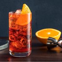 Cocktail americano dans un verre long avec de l'orange